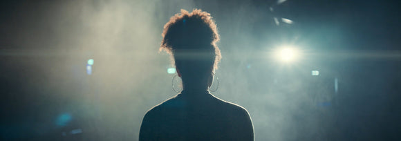 アナモフィックレンズ徹底探求① 「映画のような質感（シネマティック・ルック）」の魔法の源を解き明かす